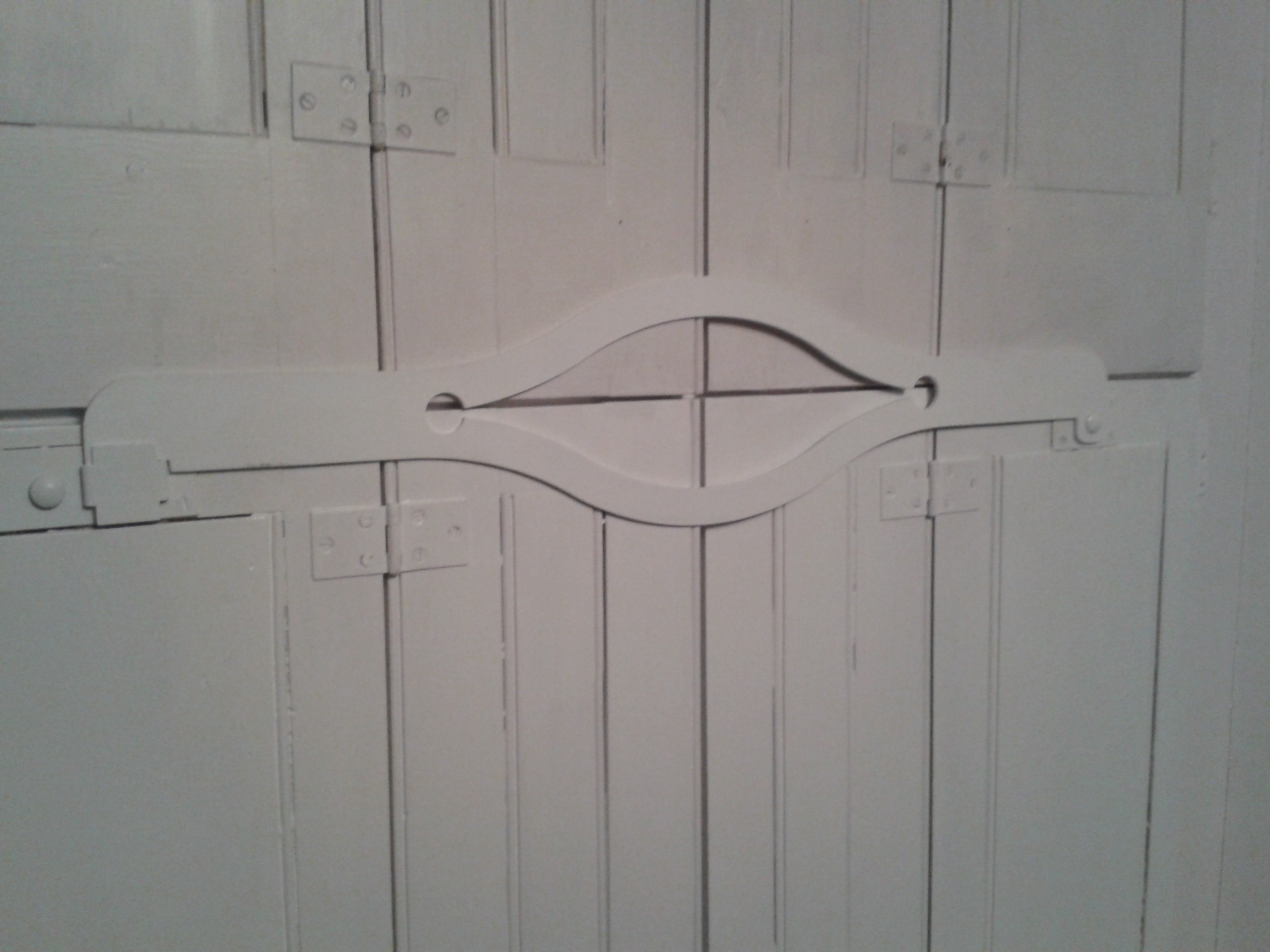 Decorative split shutter bar